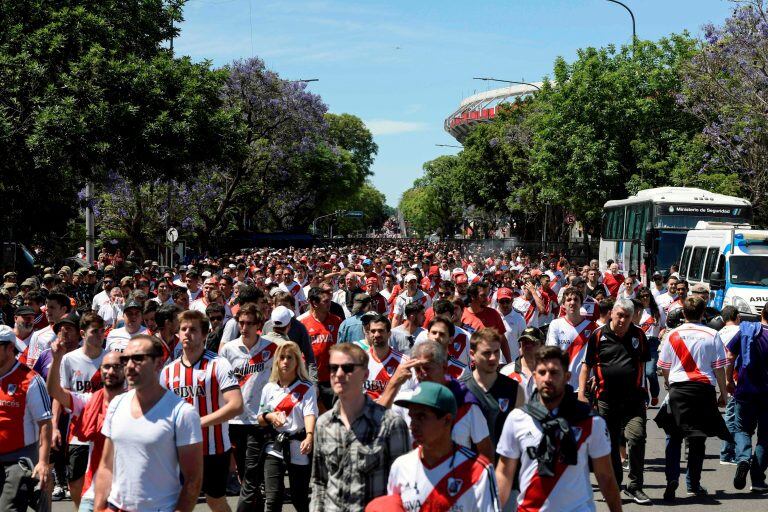 Los hinchas de River, antes de los incidentes (AFP)