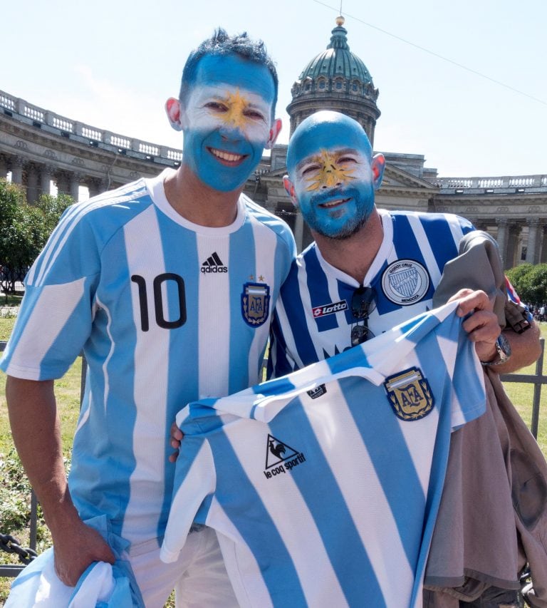 Hinchas argentinos antes del encuentro ante Nigeria (Foto: Juan Herrero/EFE)