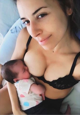 Mariana Brey compartió una foto dándole de mamar a Juana (Instagram/ breymariana)