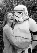 In this May 23, 1980, file photo, actress Carrie Fisher hugs a person dressed as a stormtrooper in London while promoting the "Star Wars" epic "The Empire Strikes Back." Fisher, a daughter of Hollywood royalty who gained pop-culture fame as Princess Leia in the original "Star Wars" died Tuesday, Dec. 27, 2016. She was 60. (AP Photo/Dave Caulkin, File)  Carrie Fisher fallecimiento muerte actriz luego de sufrir un infarto en un avion fallecio murio actriz fotos de archivo