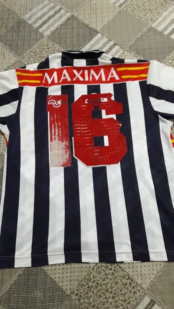 La camiseta del Lute. "Esa misma noche me la quisieron comprar. Y más de una vez. "Yo la usaba hasta para ir al colegio", resaltó el hincha que la atesora.