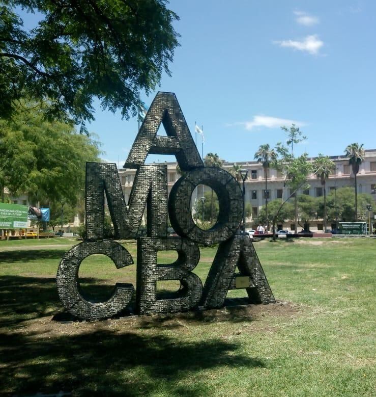 La nueva escultura de Amo Córdoba (AMOCBA) ahora en la Plaza de la Intendencia.