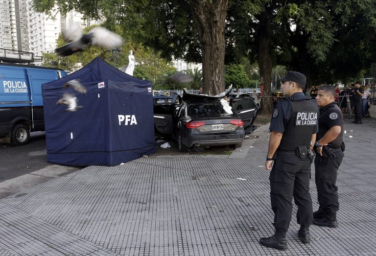 DYN04, BUENOS AIRES 23/03/2017, TRES JÓVENES MURIERON Y OTRO RESULTÓ GRAVEMENTE HERIDO AL CHOCAR ESTA MADRUGADA CONTRA UN ÁRBOL EL AUTO DE ALTA GAMA EN EL QUE SE DESPLAZABAN EN EL BARRIO PORTEÑO DE PUERTO MADERO. FOTO: DYN/ALBERTO RAGGIO.