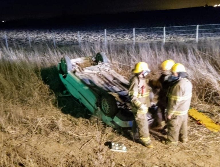 El vuelco fatal ocurrió en la Ruta S26, entre las vías férreas y el río Carcarañá. (Red de Emergencias)