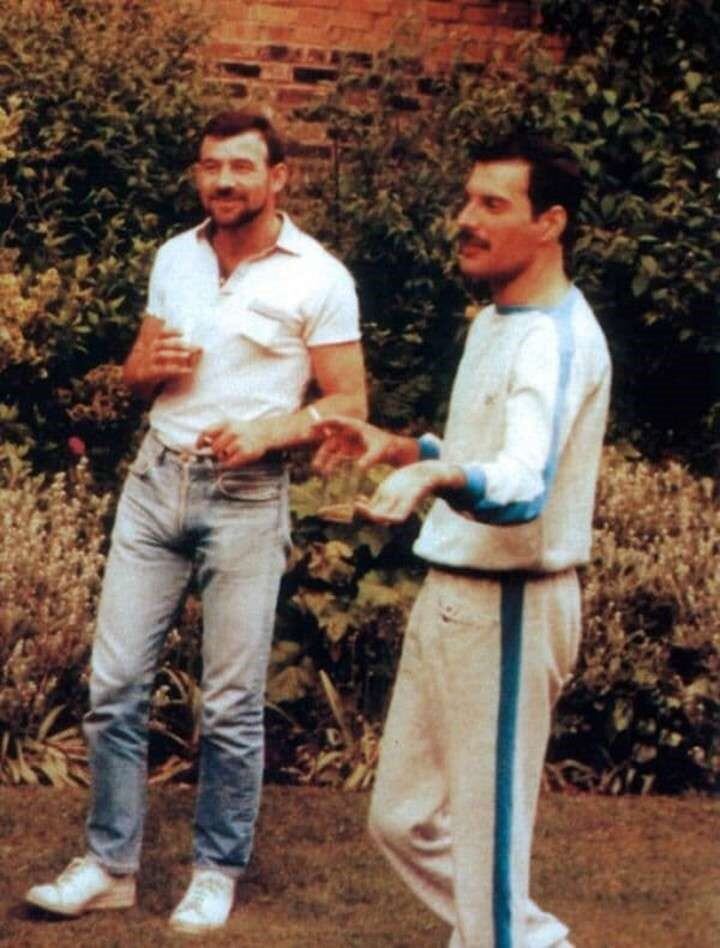 Jim Hutton y Freddy Mercury. (WEB)