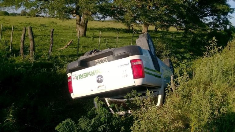 Los delincuentes siguieron a pie después de volcar con una camioneta robada a Gendarmería Nacionañ. (El Litoral)