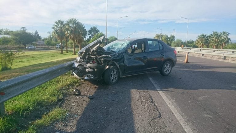 Así quedó uno de los autos tras el choque en cadena.