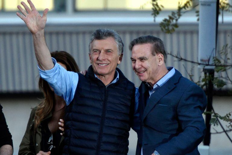 El presidente Mauricio Macri, candidato a la reelección por el Juntos por el Cambio, y a su fórmula vicepresidencial, Miguel Angel Picheto, durante un acto en la ciudad de Buenos Aires. Crédito: EFE/Juan Ignacio Roncoroni.