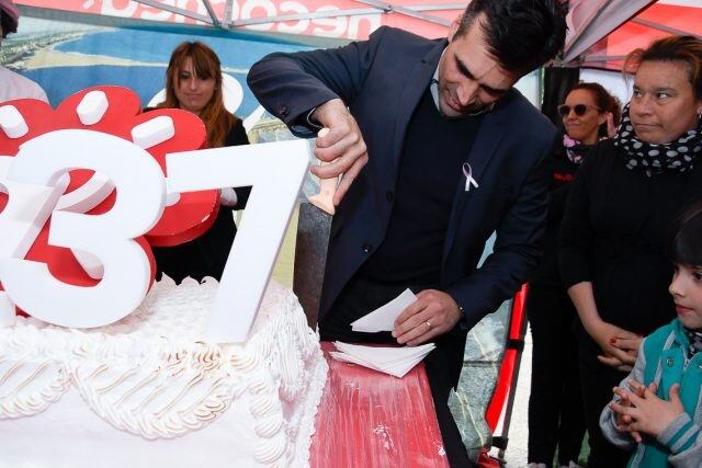 El intendente municipal Facundo López cortando la torta por el 137° Aniversario de la ciudad.