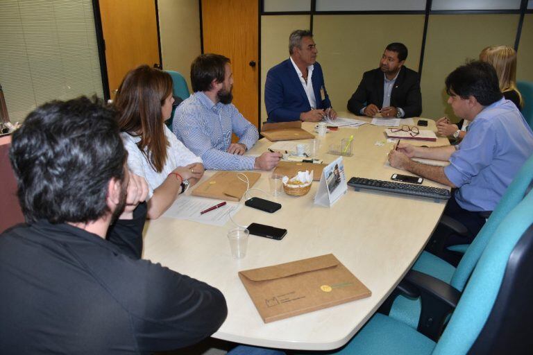 Firma de un convenio entre el Laboratorio del Fin del Mundo y el Laboratorio Farmacéutico Federal Farmanguinhos de Brasil.