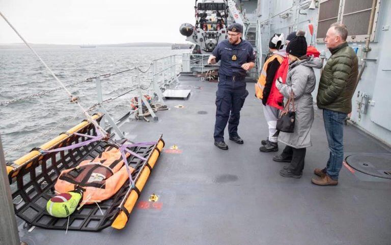 Los grupos reducidos recorrieron la nave acompañados por personal  de la Royal Navy.