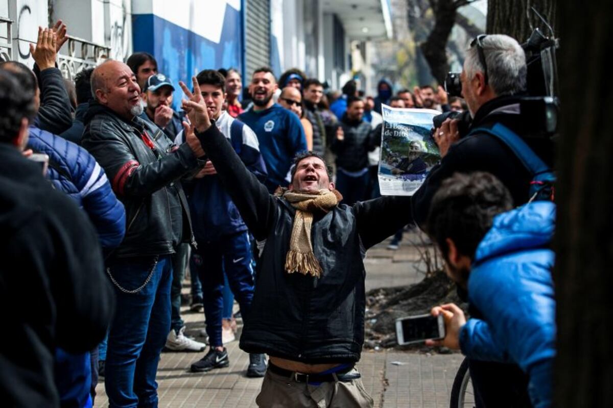 Maradona en Gimnasia: bronca en los hinchas porque suspendieron la inscripción de socios
