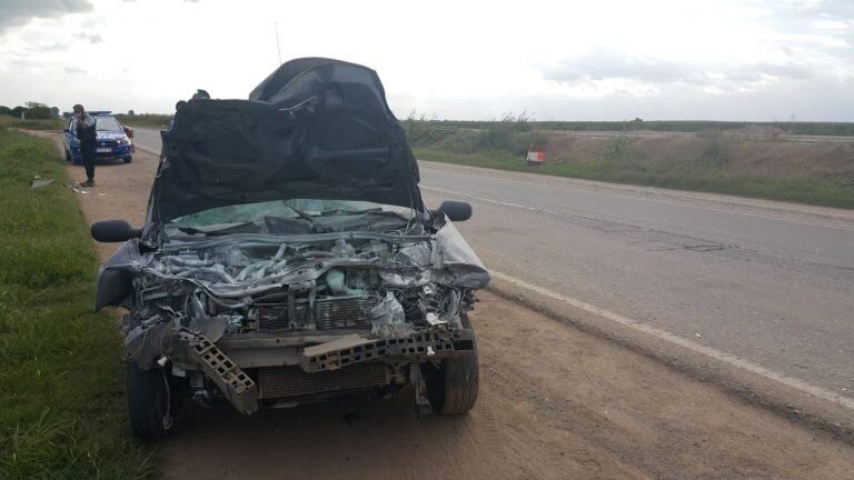 Accidente en Ruta 19. Así quedó el Renaul Symbol tras colisionar con la batea de un camión.