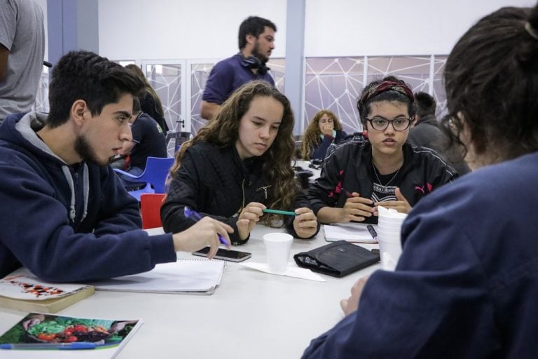 Jóvenes posadeños en el Hackatón organizado por el Polo Tic. (Misiones Online)