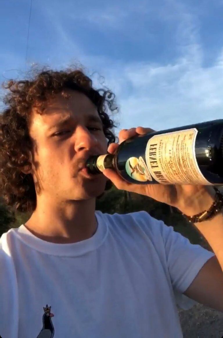 Luisito Comunica en Córdoba tomando fernet.