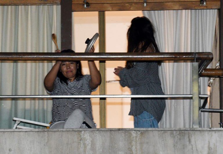 Muchos vecinos se hicieron escuchar desde los balcones. (Foto: Clarín)