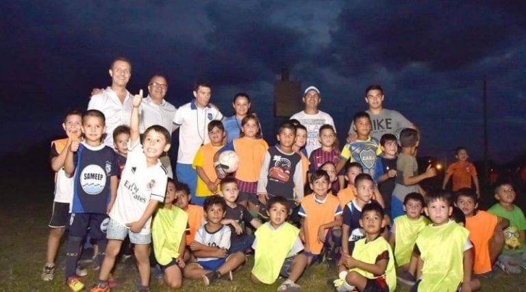 Con flamante iluminación, las canchas de la Fundación Gastón contienen a los niños de una barriada populosa y carenciada.