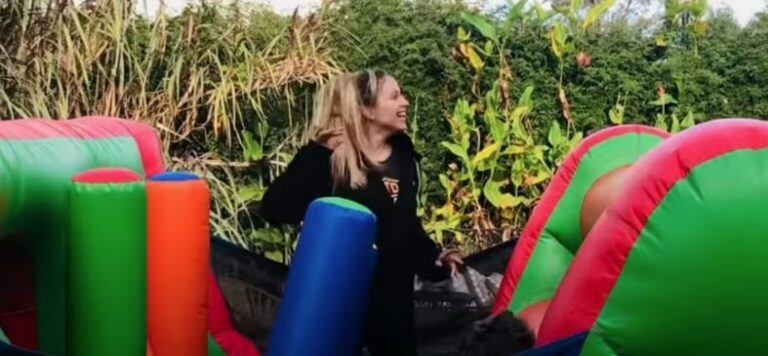 Barbie Vélez celebró con un inflable gigante.