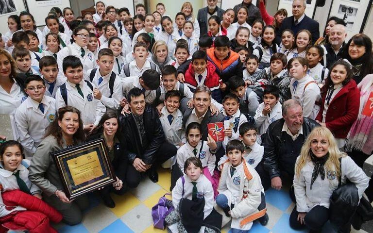 María Alejandra Macía junto a sus alumnos, Cacho Piña y el actual intendente de Córdoba, Martín Llaryora.