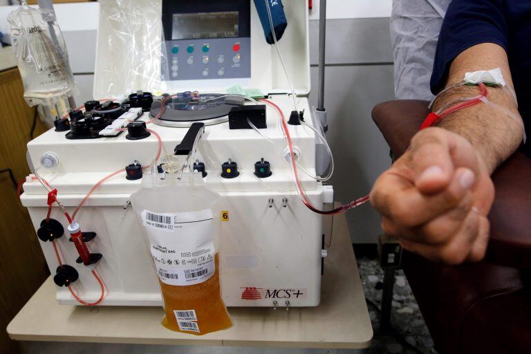 Pacientes recuperados de Covid-19 donan plasma para ser utilizado en el tratamiento de enfermos contagiados con el coronavirus que tiene en vilo al mundo. (Gil Cohen-Magen / AFP)