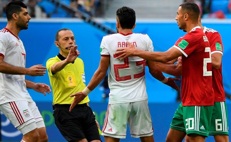 Cakir dirigiendo Marruecos - Irán (Foto: Paul Ellis/AFP)