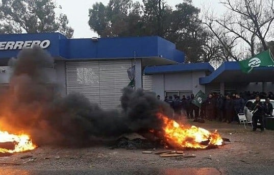 Guerrero Motos no abrió sus puertas y hay alerta de trabajadores. (Fabián Saldivia)