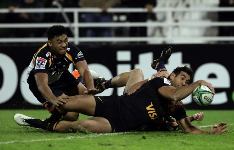 Matías Orlando realizando uno de sus dos tries en el partido (AFP).