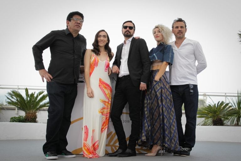 El director mendocino Alejandro Fadel (c) junto a las actrices Tania Casciani (2da. desde izq.) y Romina Iniesta (2da. desde der.), los actores Víctor López (izq.) y Stéphane Rideau (der.) en Cannes. (EFE)