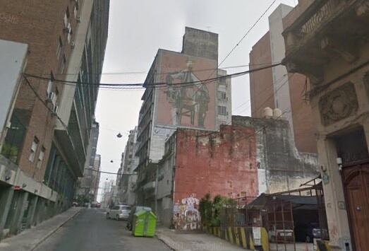 Cambiemos retira una gigantografía que tapa un mural de Vanzo. (Street View)