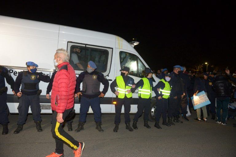 Vecinos de Pilar impiden que Lázaro Báez ingrese al country. (Foto: Clarín)