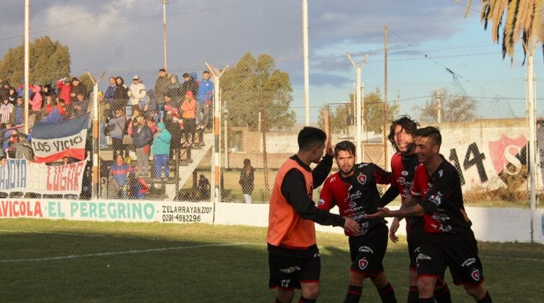 Gigena festeja el cuarto gol, cerró la goleada por 4 a 0.