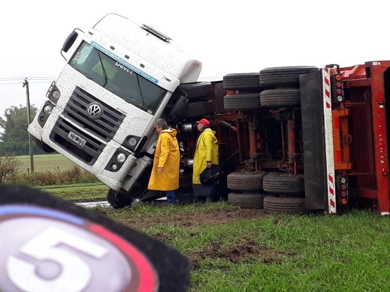 Volcó un camión entre Carcarañá y San Jerónimo Sud. (@cecicasabonne)