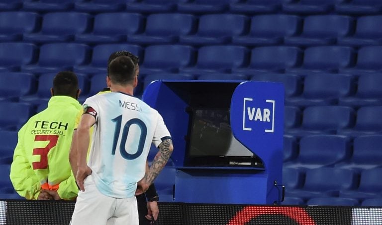 El jugador Lionel Messi observa la pantalla del VAR (EFE)