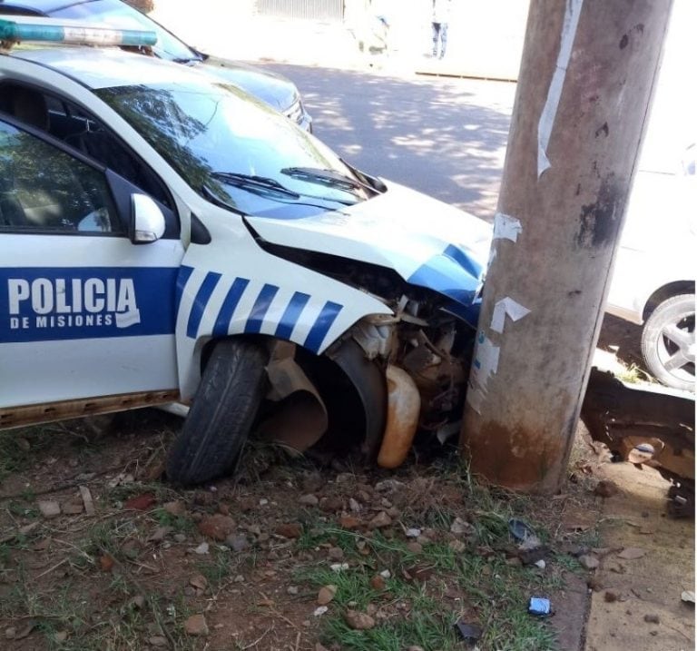 El móvil sólo pudo frenar cuando impactó contra el poste.