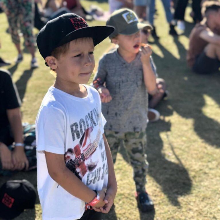 Pampita junto a su novio y sus hijos en el Lollapalooza (Instagram)