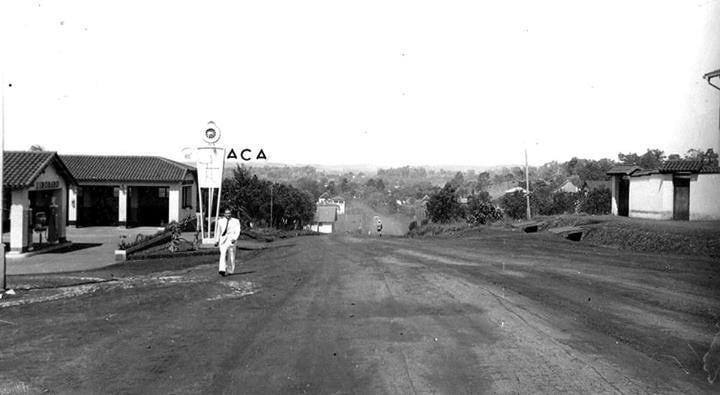 Automóvil Club Argentino sobre la avenida San Martín.