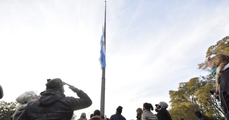 Volvieron a izar la bandera argentina en el mástil donde estuvo la bandera LGBTIQ+