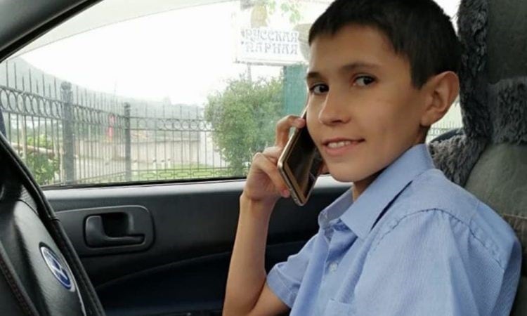 En Rusia un hombre tiene apariencia de niño.