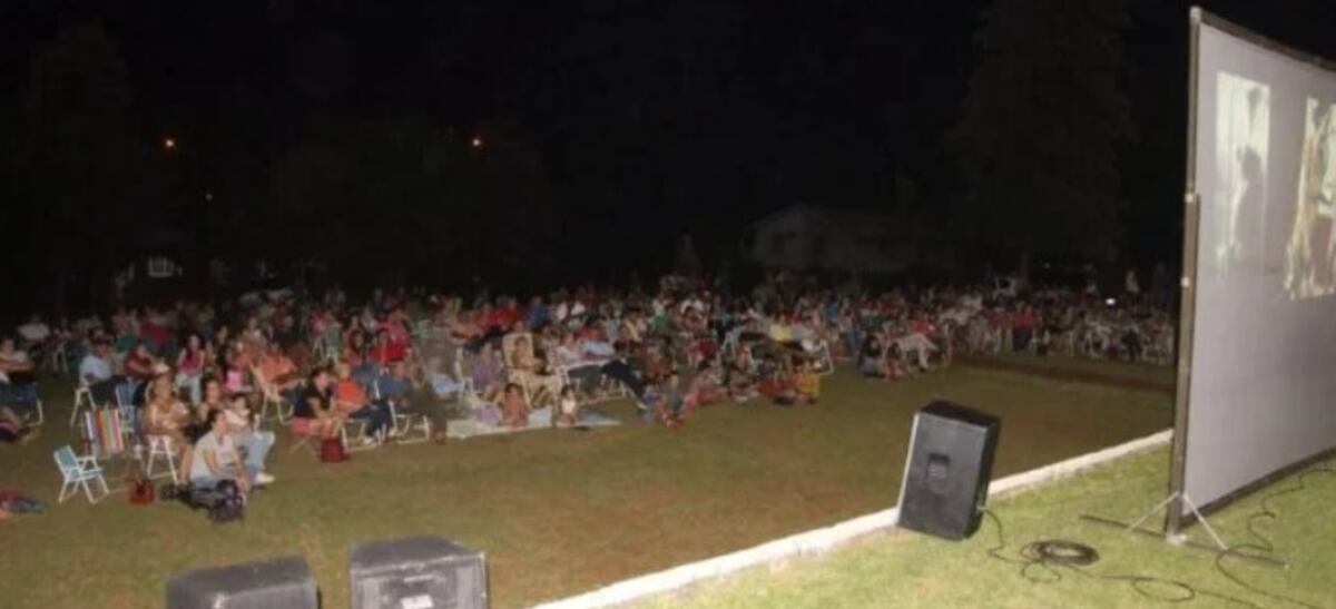 San Antonio vivió una velada al aire libre con el Cine Móvil