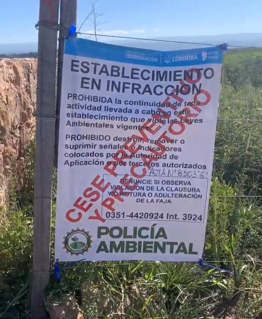 Cartel de “cese preventivo y precautorio” de la Policía Ambiental.