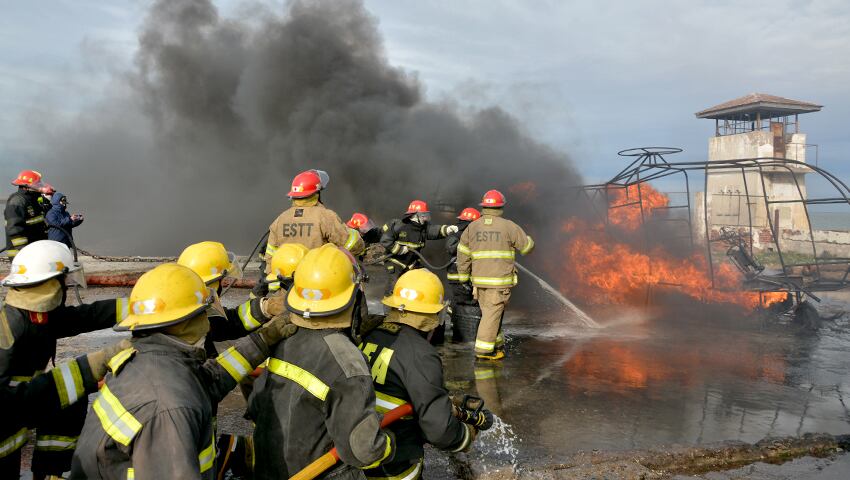 La Armada capacitó a bomberos de la Policía Federal Argentina en lucha contra incendios