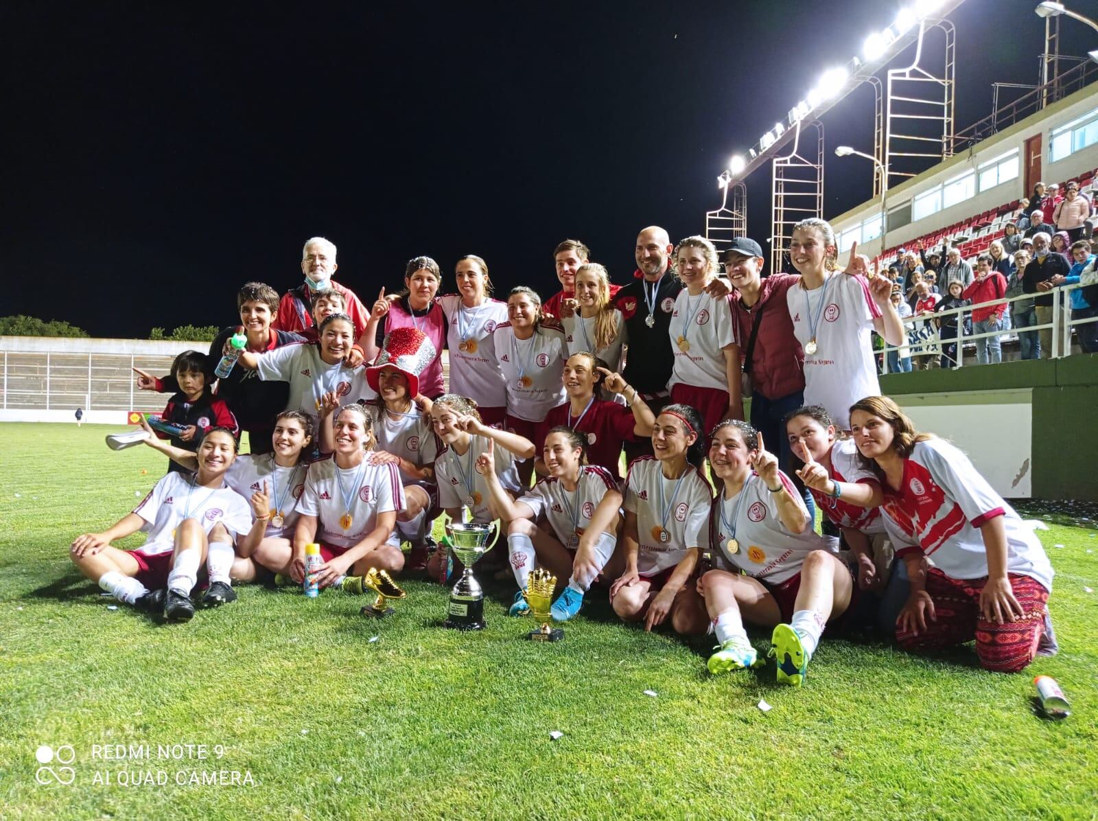 Huracán campeón del fútbol femenino tresarroyense (foto: Cecilia Cattanio)