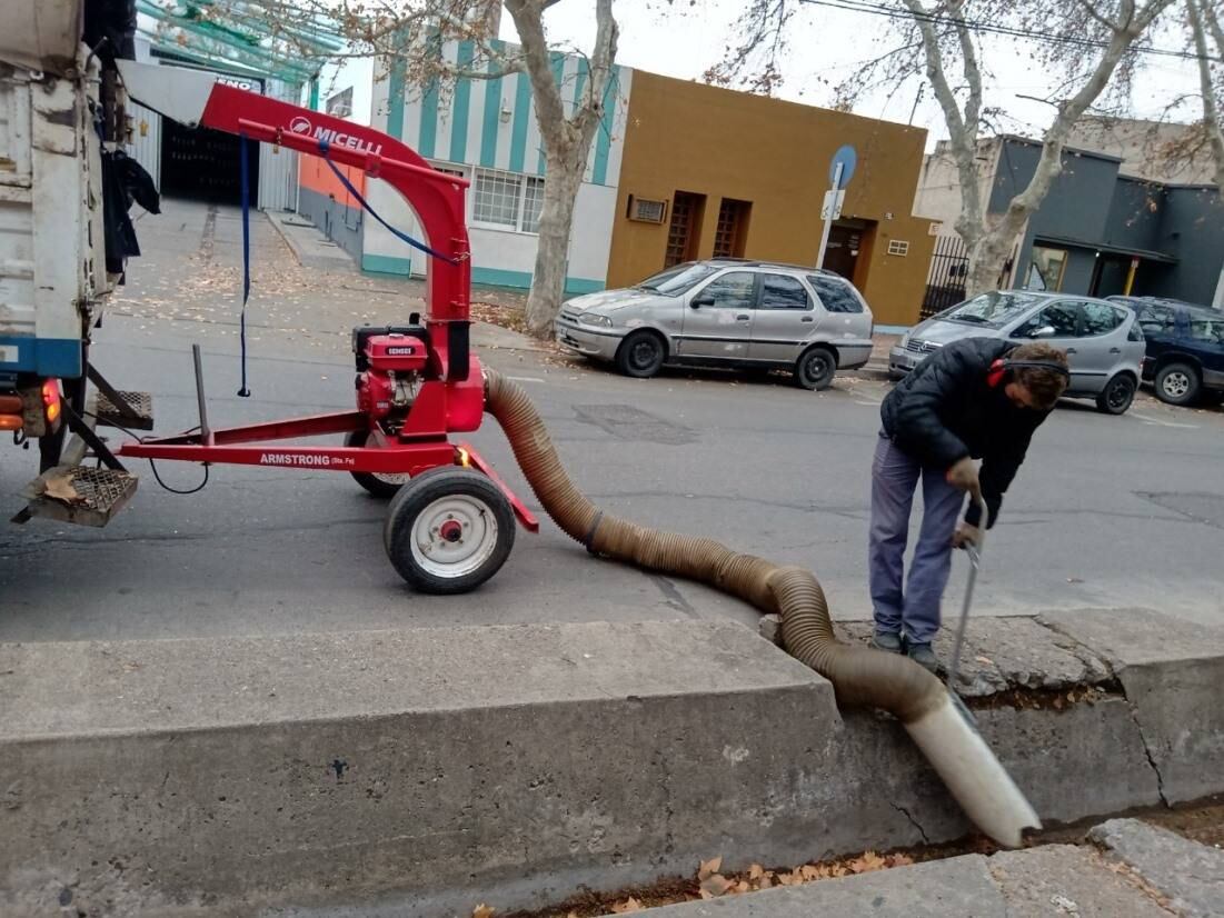 Para limpieza de acequias la comuna adquirió dos grandes aspiradoras y trituradoras de hojas y basura. 