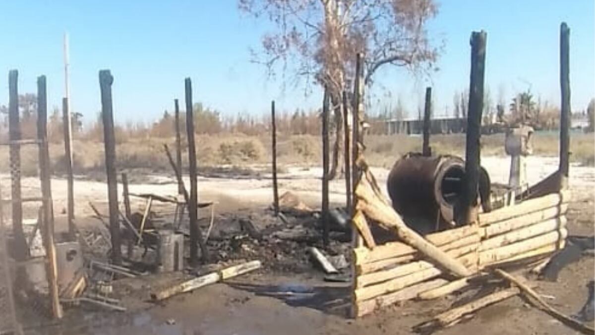 Lo poco que quedó en pie de la humilde vivienda ubicada en la zona de Puente de Hierro, luego del incendio.