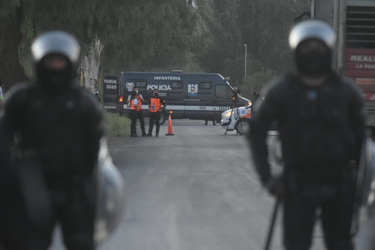 Importante operativo policial se montó en Maipú, debido a que un hombre se había atrincherado en su casa, y amenazó con quitarse la vida.