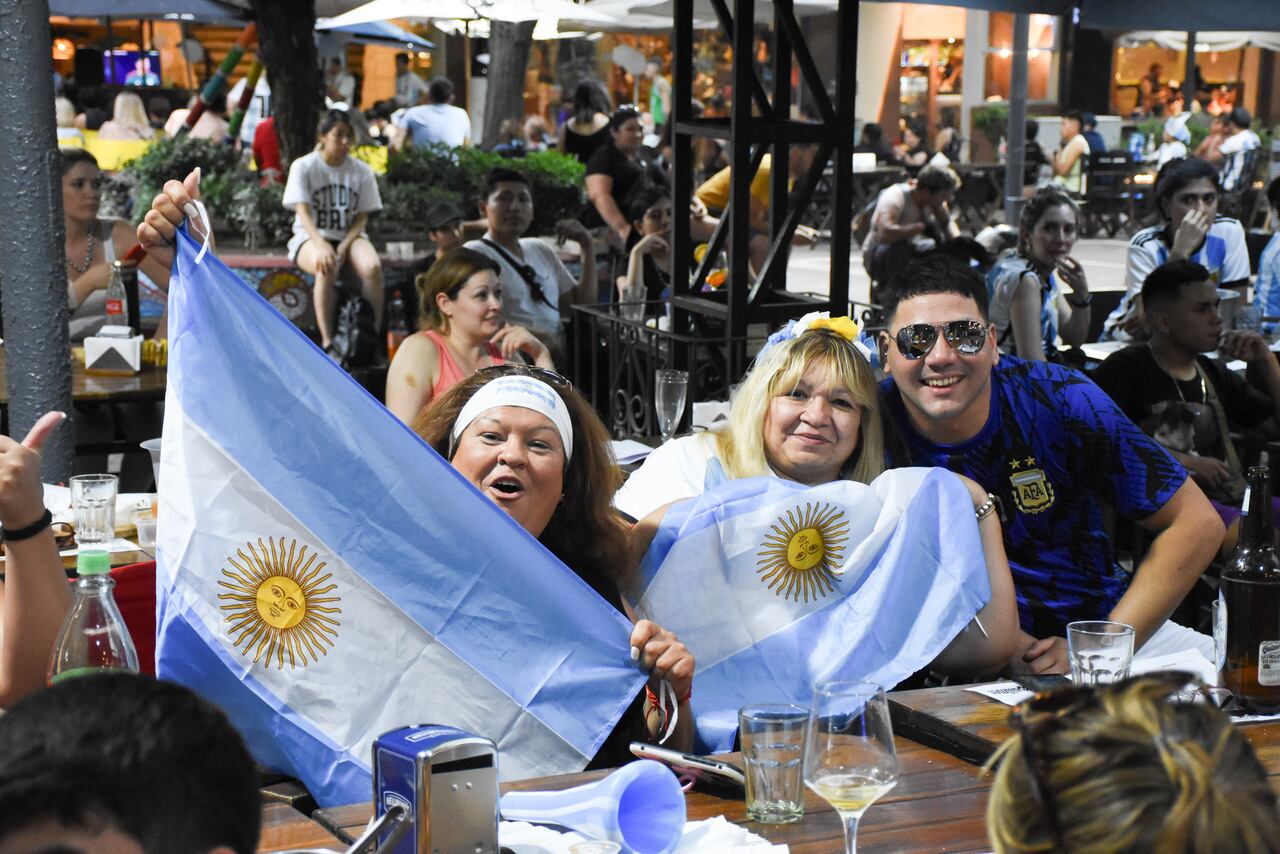 El centro de Mendoza se vistio de celeste y blanco para festejas el 2 a 0 de Argentinas  vs Mexico.