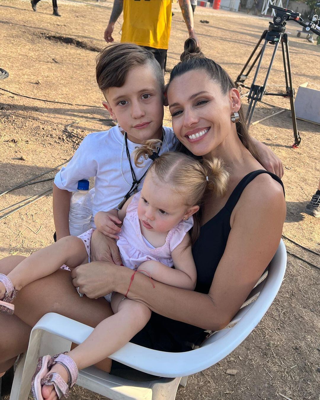 Pampita posó junto a sus hijos.