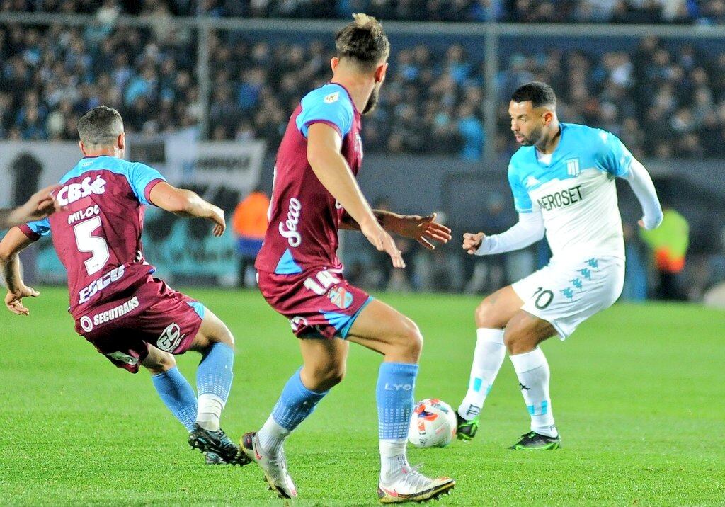 Cardona en acción en el partido entre Racing y Arsenal. (Prensa Racing).