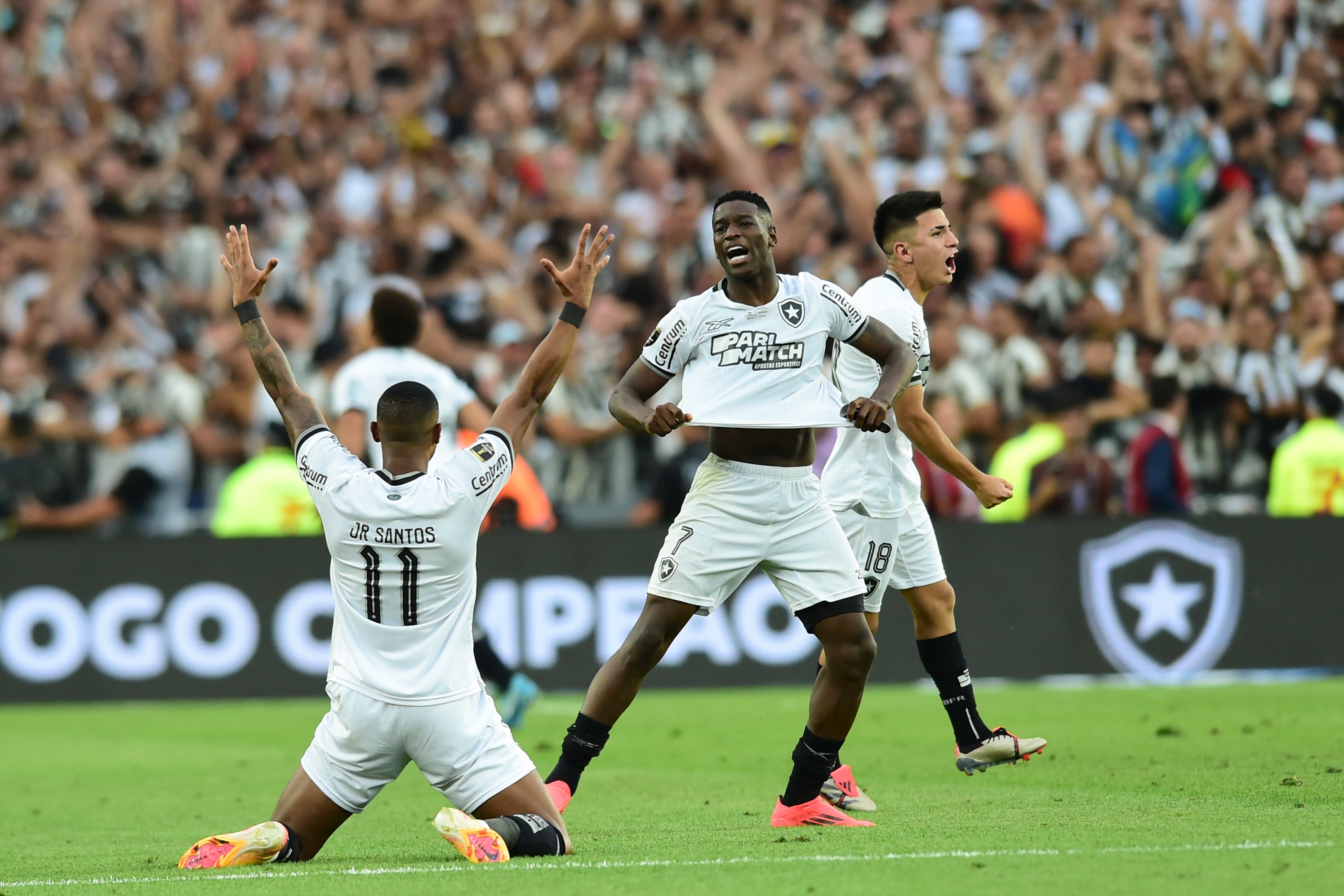 Luiz Henrique del Botafogo festeja con su compañero tras vencer al Atletico Mineiro en la final de la Copa Libertadores el sábado 30 de noviembre del 2024. (AP Foto/Ignacio Amiconi)