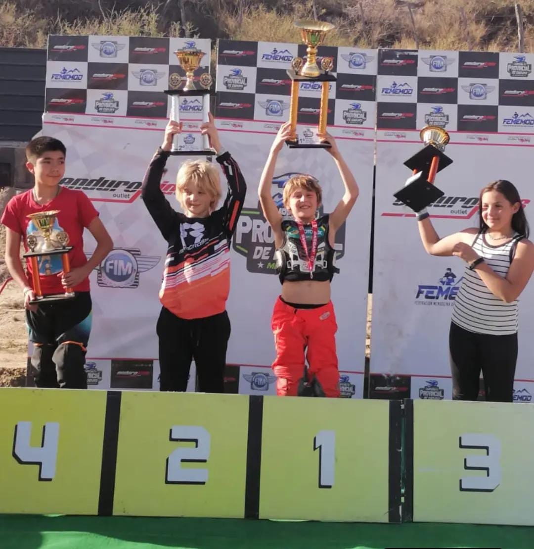 Los más chicos en el podio de la 85ccB: Nicolás Sánchez, Sebastián Baso, Agostina Forti y Pedro Roiz.